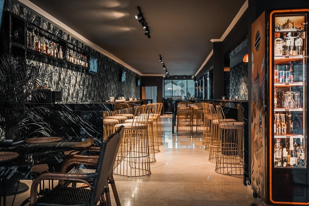 Esquire Bistro & Lounge Bar - Bistro
